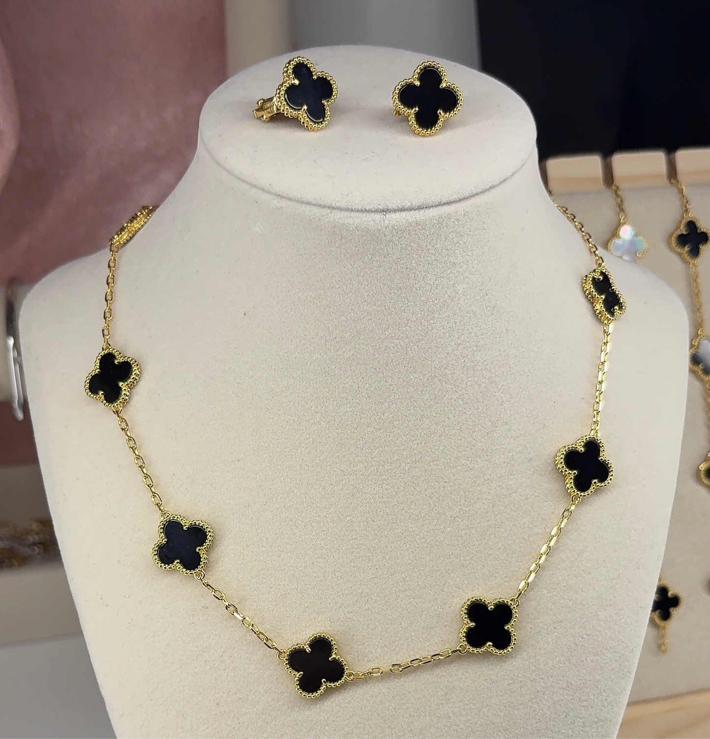 V Clover Set of 10 motif Neclacke & Earrings