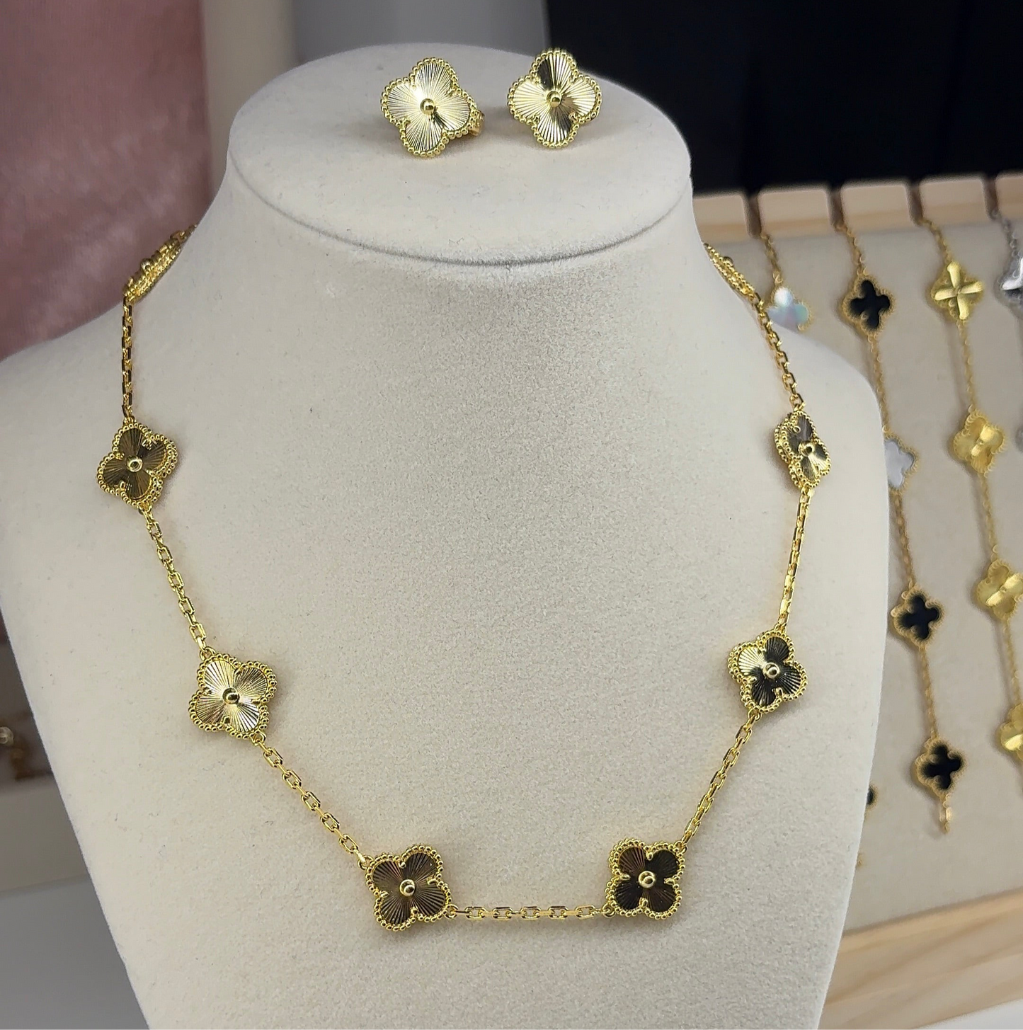 V Clover Set of 10 motif Neclacke & Earrings